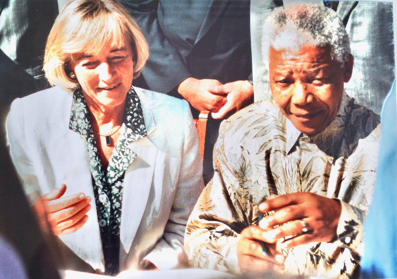 Nelson Mandela und Beate Weber-Schürholz (Foto R. Verres 1999, Heidelberg) Nelson Mandela und Beate Weber-Schürholz